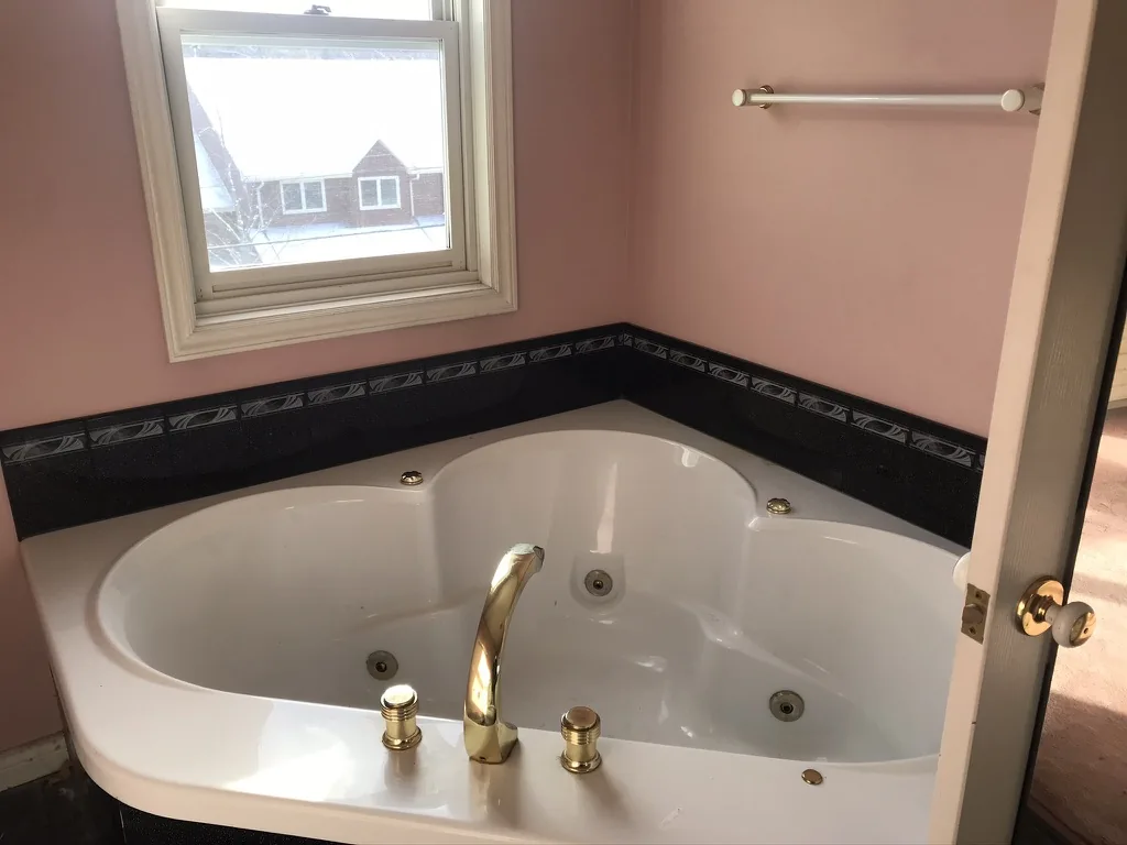 Spinnaker Drive — Ensuite2, before the renovation by MAD Design Interiors